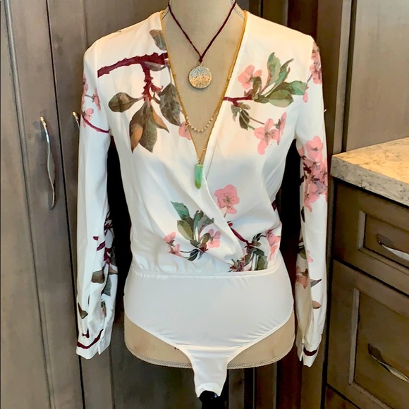 Missguided Tops - NWT Missguided Floral Cream Bodysuit 🔥🔥